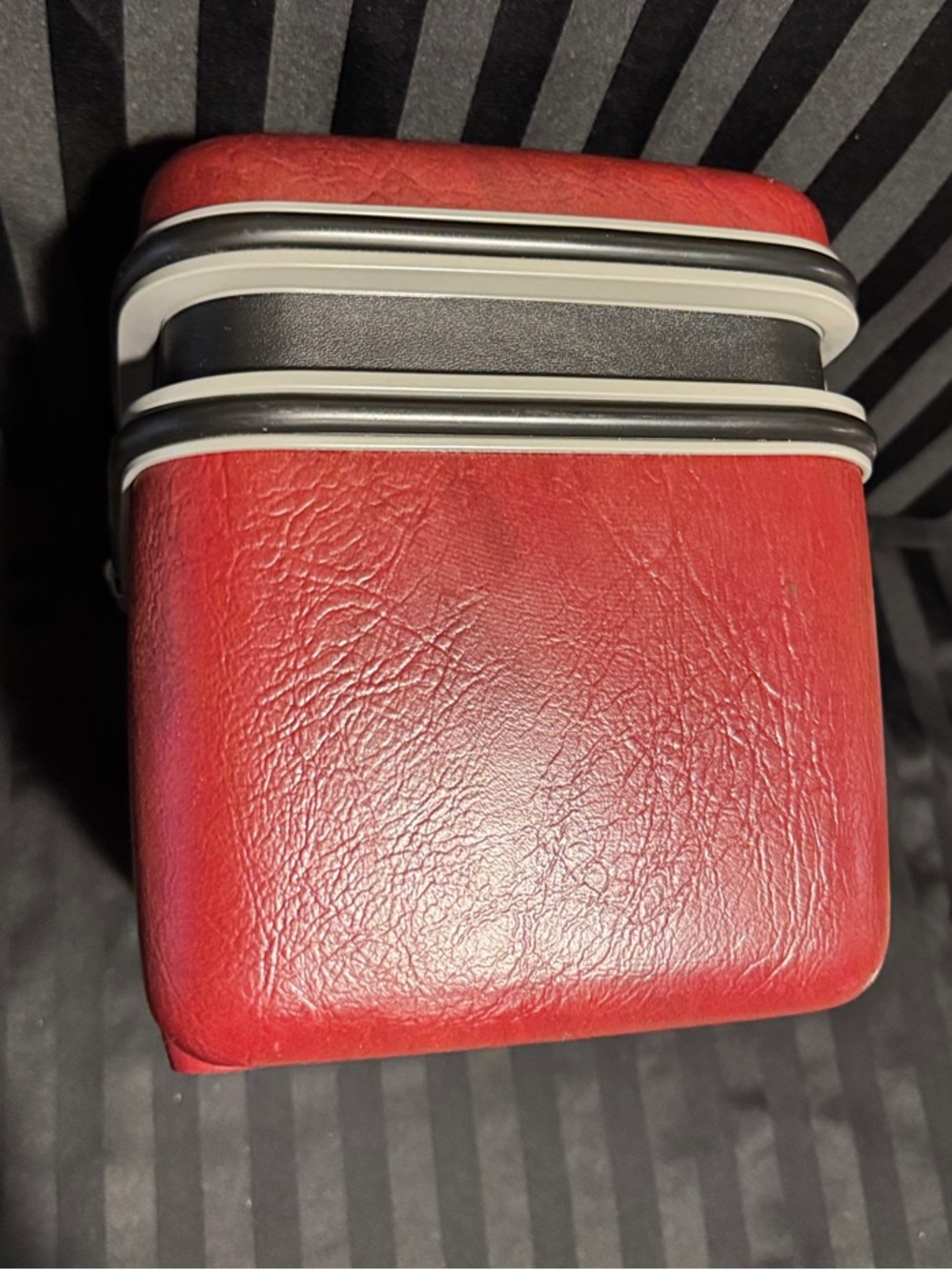 Samsonite Hard-Shell Cosmetic Train Case with Chrome Accents - Picture 9 of 16